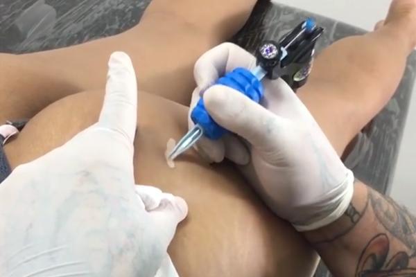 Un tatuador con más de un millón de seguidores en Instagram cubre estrías con tinta-0