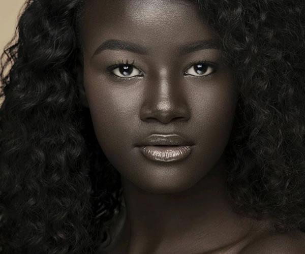 La “Diosa de la Melanina” causa sensación en las redes sociales por su color de piel-0