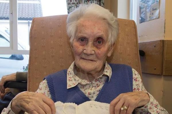 Señora de 101 años da ejemplo al enviar muchos regalos de Navidad para África-0