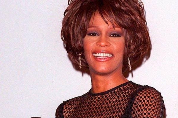Los 12 objetos subastados de Whitney Houston que son oro puro-0