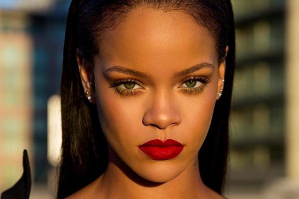 Rihanna piensa que las marcas explotan a los trans como “herramientas de marketing”-0