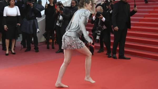 Kristen Stewart protestó descalza sobre la alfombra roja de Cannes-0
