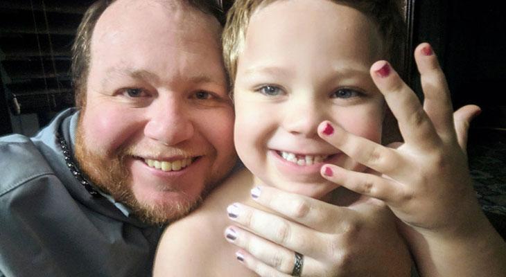 Le hicieron bullying a su hijo por llevar las uñas pintadas y su mensaje revolucionó las redes sociales-0